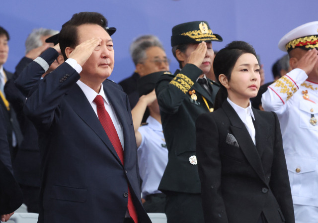 윤석열 대통령이 1일 성남 서울공항에서 열린 건군 76주년 국군의날 기념식에서 거수 경례를 하고 있다. 성남=연합뉴스