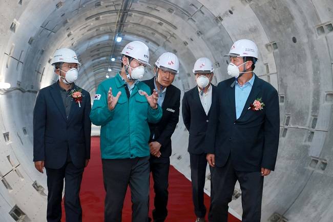 이상일 용인특례시장(왼쪽 두번째)이 '용인반도체 클러스터 일반산업단지' 전력공급 시설 터널식 전력구 관통식 현장을 둘러보고 있다. ⓒ용인시 제공