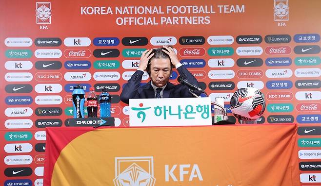 ▲ 협회는 1일 보도자료를 통해 ”대한축구협회는 6월21일 열린 제10차 국가대표 전력강화위원회 회의록을 공개한다. 10차 회의는 금번 감독선임에 있어 공식적으로 열린 마지막 전력강화위원회 회의로 해당 회의에서 홍명보감독과 외국인 후보자 한명이 공동으로 가장 많은 추천을 받았고 최종 감독선임 후보자는 위원장이 결정하여 협회에 추천하는 것으로 만장일치 위임됨을 결론으로 종료 됐다“라고 알렸다. 공개된 회의록에는 추천이지만 투표와 다를 바 없는 방식과 "홍명보 감독에게 명분을 줘야 한다"는 말 등이 담겨 있었다