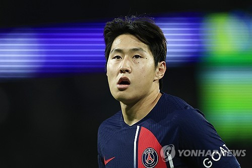 파리 생제르맹(PSG)의 분위기가 심상치 않다. 현 시점 프랑스 최고의 클럽인 PSG는 지난 시즌에 이어 이번 시즌에도 리그 우승에 도전하는 중이다. 현재 리그에서는 승점 16점으로 선두를 달리고 있지만, 표면적으로 보는 것과 달리 내부에서는 잡음이 일어나고 있다. 이번 시즌 PSG의 에이스로 활약하고 있는 우스만 뎀벨레가 루이스 엔리케 감독과 격렬한 논쟁을 벌여 엔리케 감독이 질책성 선택으로 그를 아스널과의 챔피언스리그 명단에서 제외했다는 소식이다. 사진 연합뉴스