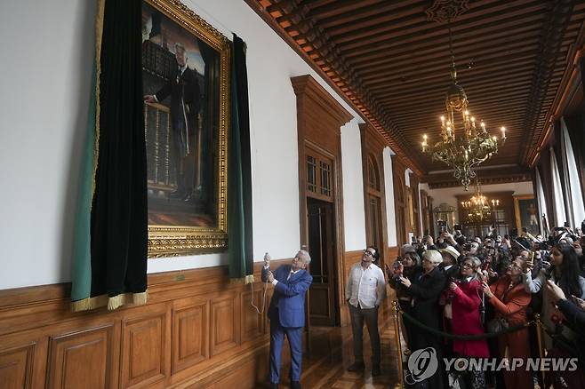 임기 마지막 날 자신의 초상화 제막식 하는 멕시코 대통령 [멕시코시티 AP=연합뉴스. 재판매 및 DB 금지]