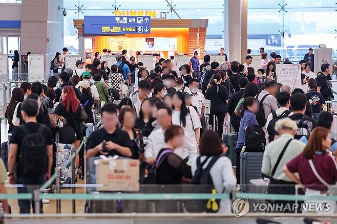 지난 추석 앞두고 북적이는 인천공항 출국장 [연합뉴스 자료사진]