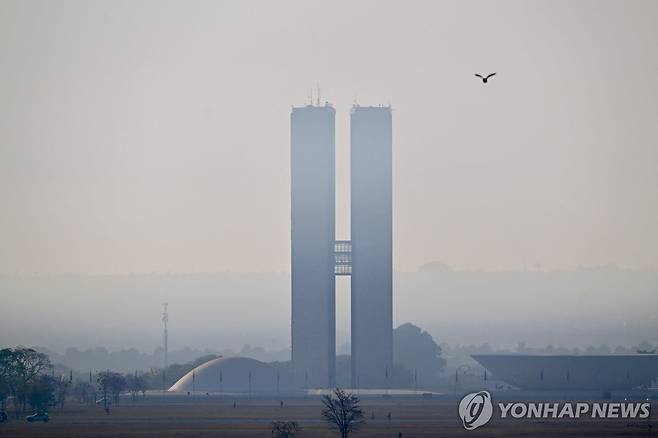 지난 16일(현지시간) 브라질리아 의회 건물을 감싼 뿌연 연기 [AFP 연합뉴스 자료사진. 재판매 및 DB 금지]