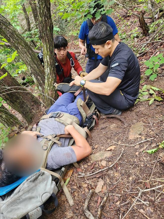 다친 등산객을 들것에 옮기는 산악구조대원들 [강원특별자치도소방본부 환동해특수대응단 제공. 재판매 및 DB 금지]