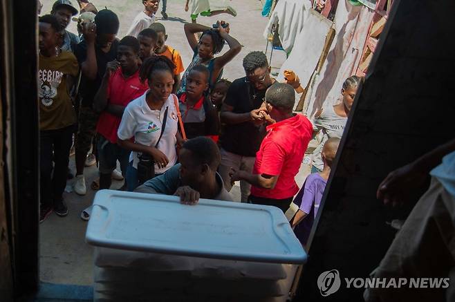 식량 배급 기다리는 아이티 주민들 [포르토프랭스 AFP=연합뉴스. 재판매 및 DB 금지]