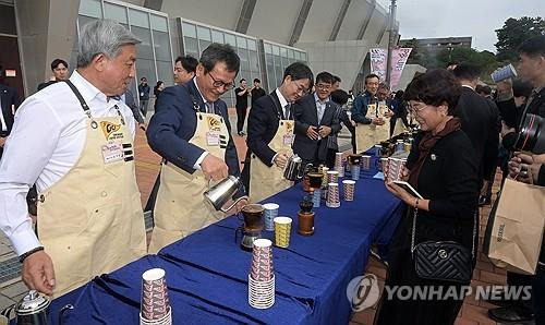 강릉커피축제에서만 맛볼 수 있는 100가지 커피 맛. [연합뉴스 자료 사진]