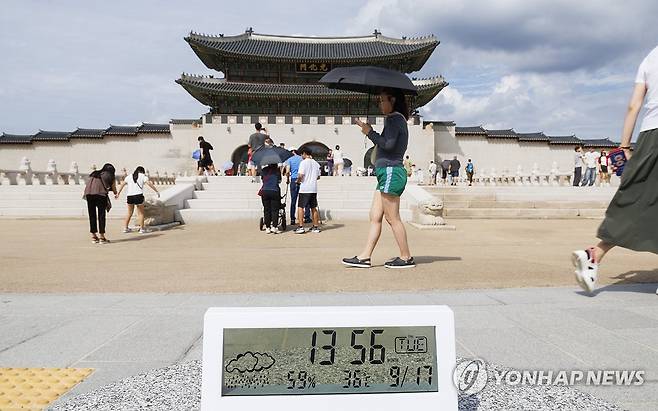 지난달 추석인 17일 오후 서울 종로구 경복궁을 찾은 시민들이 고궁을 관람하기 위해 더위 속 이동하고 있다. [연합뉴스 자료사진]