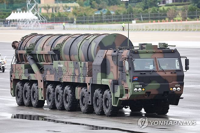 모습 드러낸 지대지 미사일 현무-5 (성남=연합뉴스) 서대연 기자 = 1일 오전 경기도 성남 서울공항에서 열린 건군 76주년 국군의날 기념식에서 지대지 미사일 현무-5 등 장비가 분열하고 있다. 2024.10.1 dwise@yna.co.kr