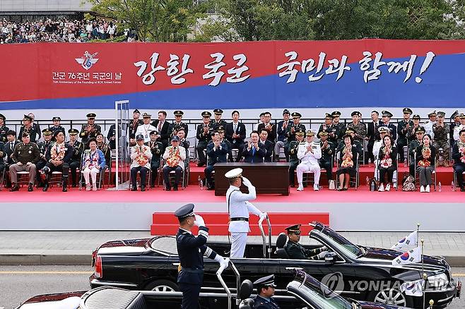 윤석열 대통령, 국군의날 시가행진 주관 (서울=연합뉴스) 홍해인 기자 = 윤석열 대통령이 1일 서울 광화문 일대에서 열린 국군의날 시가행진 중 세종대왕상 앞 관람 무대에서 제병 지휘부에 박수를 보내고 있다. 2024.10.1 hihong@yna.co.kr