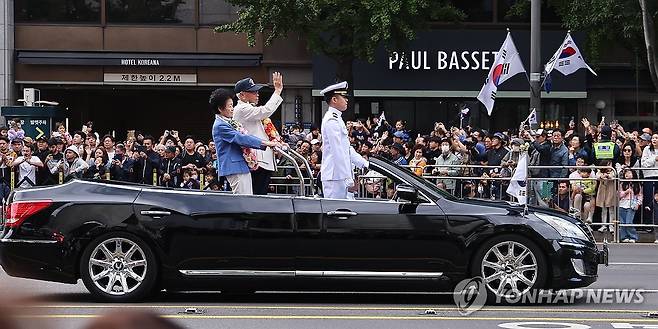 호국영웅 카퍼레이드 (서울=연합뉴스) 서대연 기자 = 건군 제76주년 국군의 날 시가행진이 열린 1일  호국용사인 송치선, 안상정 6·25 참전용사를  태운 차량이 서울광장에서 광화문 방면으로 행진하고 있다. 2024.10.1 dwise@yna.co.kr