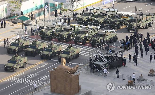 국군의날 시가행진 (서울=연합뉴스) 이정훈 기자 = 건군 제76주년 국군의 날 시가행진이 열린 1일 서울 중구 세종대로에서 군 지상장비들이 광화문 방향으로 행진하고 있다. 2024.10.1 uwg806@yna.co.kr