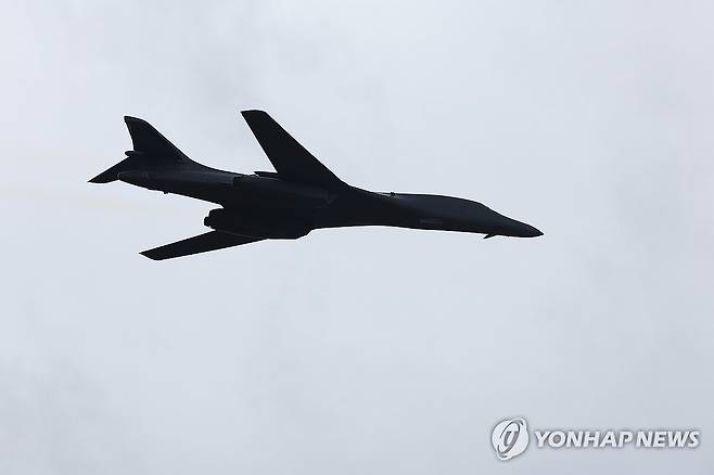 서울공항 상공에 나타난 미 전략폭격기 B-1B 랜서 (성남=연합뉴스) 서대연 기자 = 1일 오전 경기도 성남 서울공항에서 열린 건군 76주년 국군의날 기념식에서 미국의 전략폭격기 B-1B 랜서가 비행하고 있다. 2024.10.1 dwise@yna.co.kr