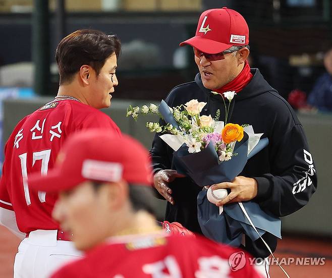 추신수 한미 2천안타 공에 키스 (부산=연합뉴스) 손형주 기자 = 24일 오후 부산 사직야구장에서 열린 롯데 자이언츠와 SSG 랜더스 경기. SSG 추신수가 2회초 1사 1,2루 상황에서 1타점 적시타를 친 뒤 이닝 종료 후 이숭용 감독에게 꽃다발을 받고 있다. 추신수는 한미 통산 2천안타를 기록했다. 2024.4.24 handbrother@yna.co.kr