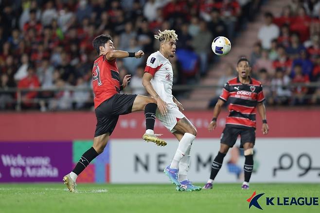 포항 이규백-상하이 구스타보의 경합 [한국프로축구연맹 제공. 재판매 및 DB 금지]