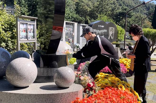 故 최진실의 아들인 가수 최환희(활동명 지플랫)가 고인의 16주기인 2일 오전 경기도 양평군 갑산공원묘역을 찾아 술잔을 올리고 있다. 2024.10.2/뉴스1 ⓒ News1 안은재 기자