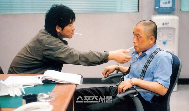 영화 ‘공공의 적’(2002) 강철중 역 설경구(왼쪽)와 이안수 역 이문식. 사진은 2002년 1월 10일 당시 모습. 사진 | 스포츠서울DB