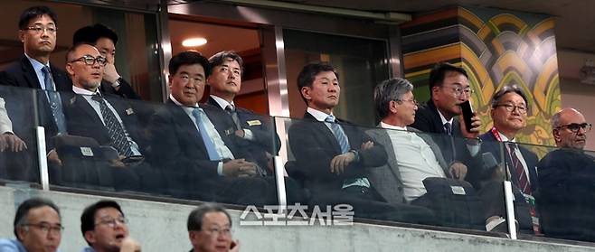 정몽규 대한축구협회장(가운데)이 지난달 5일 서울월드컵경기장에서 열린 2026 북중미월드컵 3차 예선 팔레스타인과 경기를 지켜보고 있다. 상암 | 최승섭기자 thunder@sportsseoul.com