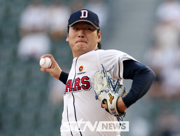 6일 오후 서울 송파구 잠실야구장에서 열린 프로야구 2024 신한 SOL 뱅크 KBO리그 두산 베어스와 LG 트윈스의 경기, 두산 선발 곽빈이 공을 던지고 있다. 사진┃뉴시스