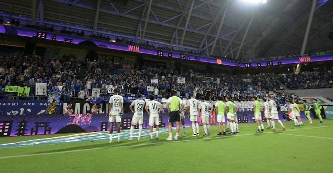 히로시마전을 마친 뒤 관중 인사를 하고 있는 마치단 선수단. 사진출처=마치다 구단 홈페이지