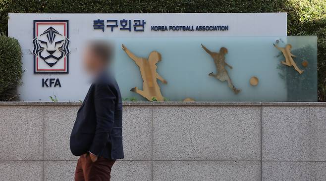 문체부 "축구협회, 홍명보·클린스만 선임하며 내부규정 어겨"

    (서울=연합뉴스) 박동주 기자 = 문체부는 2일 오전 축구협회의 국가대표 감독 선임 관련 감사에 대한 중간발표를 했다. 

    사진은 이날 서울 종로구 축구회관 앞. 2024.10.2

    pdj6635@yna.co.kr