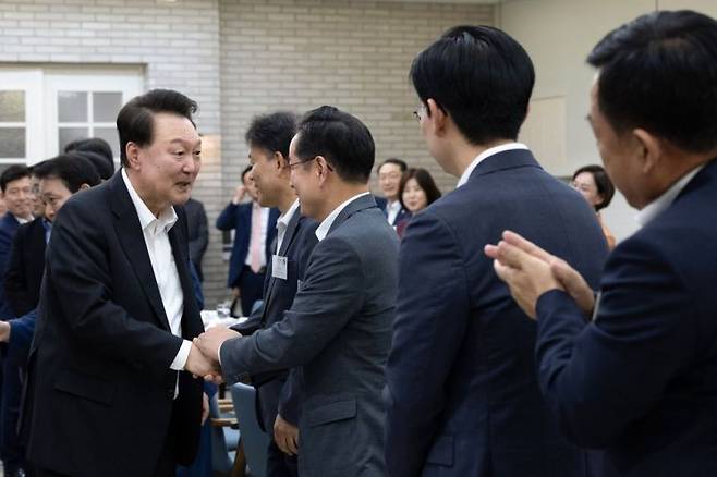 윤석열 대통령이 2일 서울 용산 대통령실 앞 파인그라스에서 열린 국민의힘 원내지도부 초청 만찬에서 참석자들과 인사하고 있다. [이미지출처=연합뉴스]