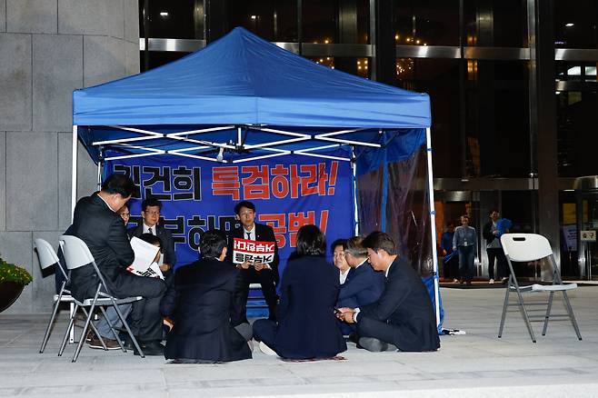 “특검 수용하라” - 야당 의원들이 지난 30일 저녁 국회 본관 앞에서 윤석열 대통령의 ‘김건희 특검법’과 ‘해병대원 특검법’ 수용을 촉구하는 천막 농성을 하고 있다. /뉴스1