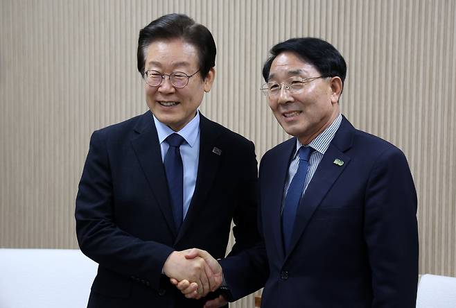 이재명 더불어민주당 대표가 2일 오후 서울 종로구 한국기독교회관에서 김종생 한국기독교교회협의회(NCCK) 총무와 악수하고 있다. /연합뉴스