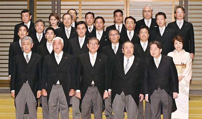 이시바 시게루 신임 일본 총리(앞줄 가운데)와 신임 각료들이 1일 취임 후 일본 도쿄 고쿄에서 기념촬영을 하고 있다. 이시바 총리는 이날 국회에서 총리로 지명된 뒤 공식 취임했다. 아사히신문 제공