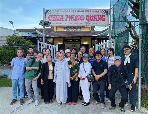 지난 8월 한베평화재단이 주최한 ‘리콜 1964’ 베트남 평화기행단이 베트남전쟁 당시 한국군의 민간인 학살이 벌어진 퐁니 마을 퐁꽝사에서 학살 피해자·유족과 만나 찍은 기념사진. 노근리국제평화재단 제공