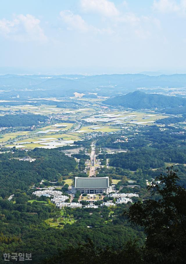 흑성산에서 내려다본 독립기념관과 아우내로 이어지는 들판.