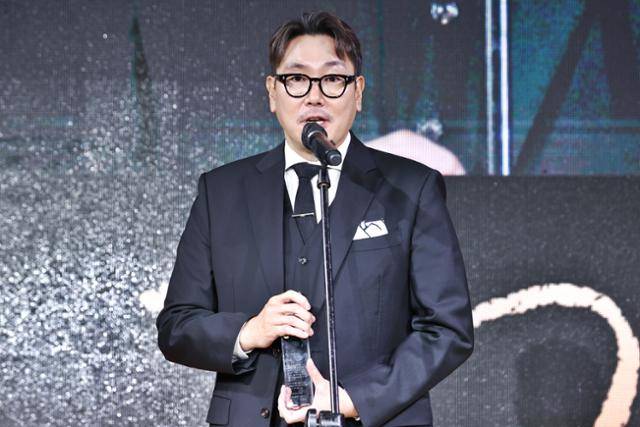 배우 조진웅이 1일 부산 중구 비프(BIFF)광장 특설무대에서 개최된 제29회 부산국제영화제 전야제에서 '부산이 사랑하는 영화인' 상을 수상한 뒤 소감을 말하고 있다. 부산=연합뉴스