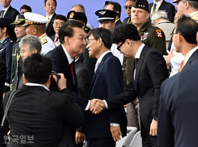 1일 경기 성남 서울공항에서 열린 제76주년 국군의날 기념식에서 윤석열 대통령이 한동훈 국민의힘 대표와 악수하고 있다. 왕태석 선임기자