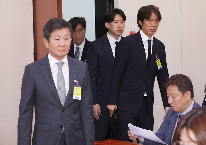 <yonhap photo-2442=""> 축구장 대신 국회에 (서울=연합뉴스) 신준희 기자 = 정몽규 대한축구협회장과 홍명보 감독, 이임생 협회 기술총괄이사가 24일 서울 여의도 국회에서 열린 문화체육관광위원회 전체회의에 출석하고 있다. 2024.9.24 hama@yna.co.kr/2024-09-24 10:03:46/ <저작권자 ⓒ 1980-2024 ㈜연합뉴스. 무단 전재 재배포 금지, AI 학습 및 활용 금지></yonhap>