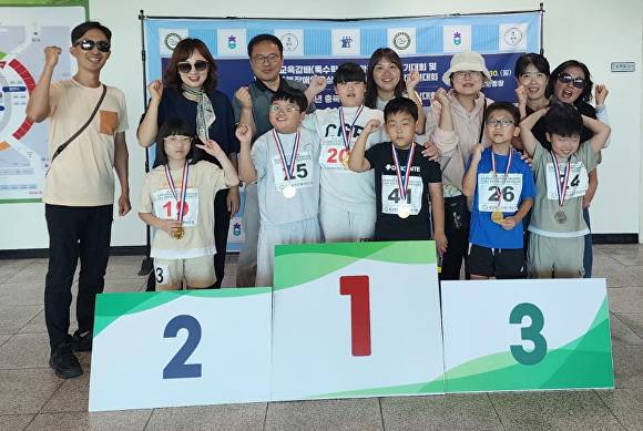 2회 충북교육감배 장애학생 육상경기대회에서 전 종목 메달을 석권한 진천 옥동초등학교 학생선수와 학부모 등 관계자들이 기념 촬영을 하고 있다. [사진=진천교육지원청]