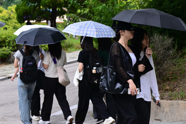 ▲ 가을비가 내린 강원대학교 춘천캠퍼스에서 학생들이 우산을 들고 걷고 있다. [강원도민일보 자료사진]