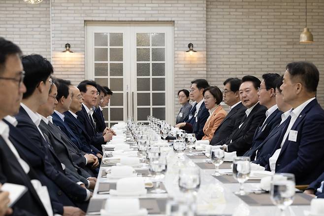 윤석열 대통령이 2일 서울 용산 대통령실 앞 파인그라스에서 열린 국민의힘 원내지도부 초청 만찬에서 참석 의원들과 대화를 나누고 있다. 대통령실 제공.