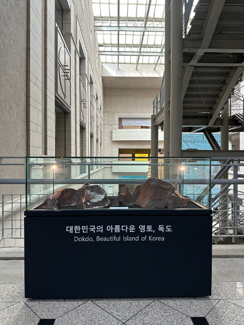 서울 용산구 전쟁기념관 2층 중앙홀 계단 옆 공간에 독도 모형이 전시돼 있다. 전쟁기념사업회는 독도 모형의 보존 처리를 완료해 1일부터 전시를 재개했다. 연합뉴스