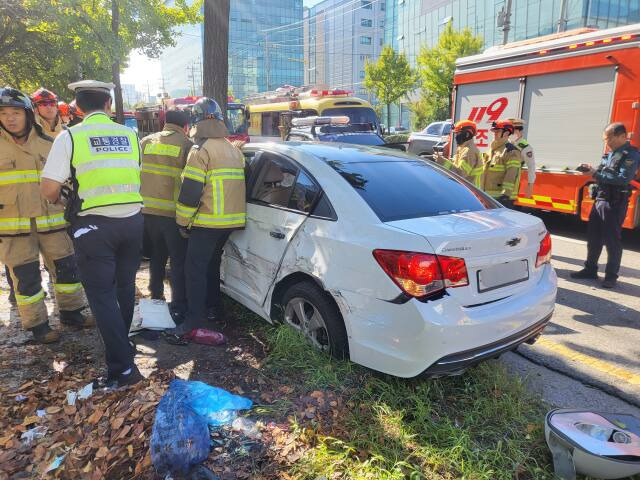 2일 오전 인천 부평구 십정동 한 도로에서 승용차가 주행 중 가로수를 들이받았다. 사진은 사고 현장 모습. 인천소방본부 제공