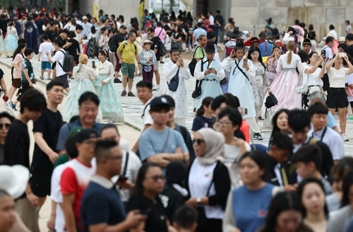 지난 7월 29일 오후 서울 경복궁을 찾은 관광객들이 걸어가는 모습. [사진 출처 = 연합뉴스]