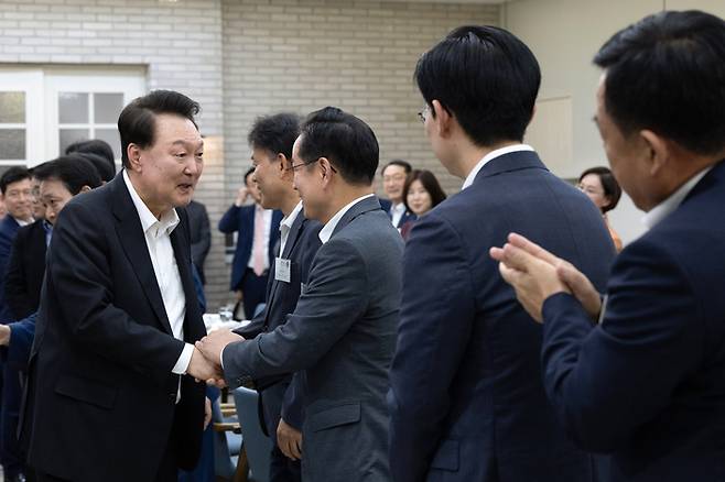 윤석열 대통령이 2일 서울 용산 대통령실 앞 파인그라스에서 열린 국민의힘 원내지도부 초청 만찬에서 참석자들과 인사하고 있다. [사진 출처 = 대통령실, 연합뉴스]