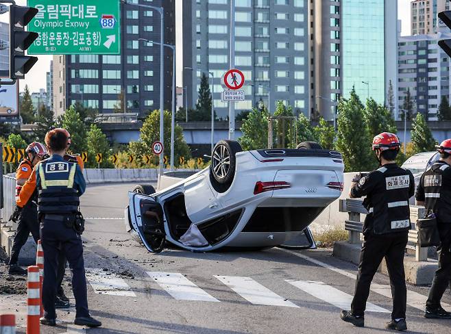 서울 강남구 한남대교 남단 올림픽대로에서 차량 전복사고가 발생했다. 사진은 2일 서울 강남구 한남대교 남단 올림픽대로 출입로에 발생한 차량 전복 사고현장에 출동한 경찰, 소방대원들이 사고 조사 하는 모습. /사진=뉴시스