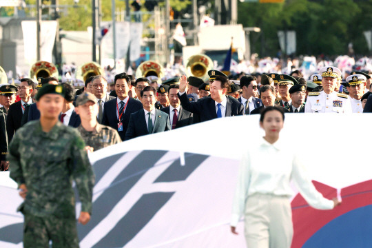 윤석열 대통령이 1일 서울 광화문 일대에서 열린 건군 76주년 국군의날 시가행진에서 국민과 함께 행진하고 있다. 대통령실통신사진기자단／뉴시스