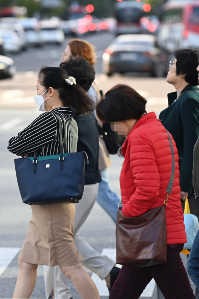 웅크린 시민들 서울 아침 최저기온이 10도 안팎으로 떨어진 2일 오전 서울 종로구 광화문사거리에서 출근길 시민들이 몸을 웅크린 채 발걸음을 서두르고 있다. 박윤슬 기자