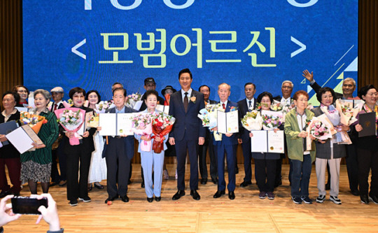 2일 서울시청 다목적홀에서 열린 ‘제28회 노인의 날 기념식’에서 오세훈 서울시장과 참석자들이 기념촬영을 하고 있다. 서울시 제공