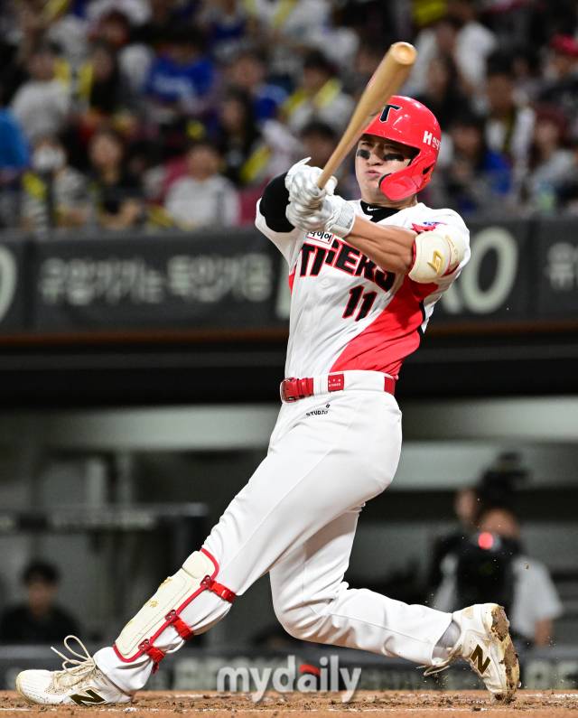 2024년 9월 24일 광주기아챔피언스필드에서 '2024 신한 SOL Bank KBO리그, 삼성 라이온즈와 KIA 타이거즈의 경기가 열렸다. KIA 윤도현이 2회말 1사 1.2루서 2타점 2루타를 치고 있다./광주=유진형 기자 zolong@mydaily.co.kr