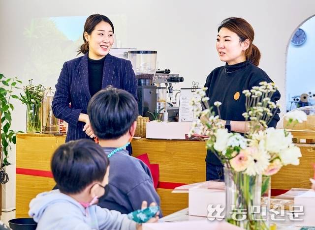 매장에서 ‘가와지’ 볍씨를 활용한 제빵 체험을 하는 모습.