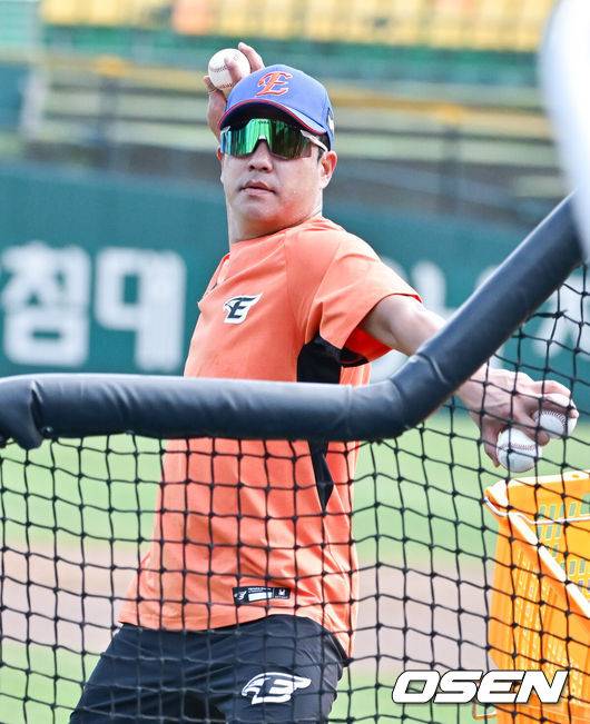 [OSEN=대전, 박준형 기자] 한화 김강민이 후배들에게 배팅볼을 던져주고 있다. 2024.08.02 / soul1014@osen.co.kr