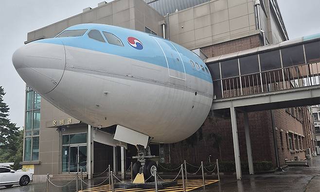 인천 정석항공과학고의 종합실습관동에 대한항공에서 기증한 항공기 기체 앞부분이 연결돼 있다.