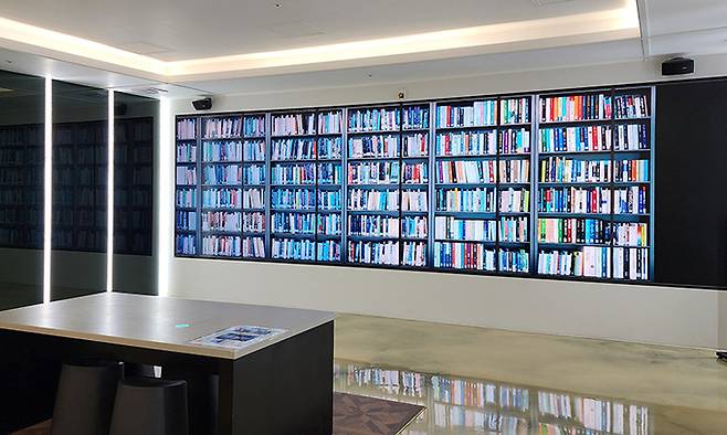 도서관 1층에 첨단기술을 적용해 만든 실감서재.