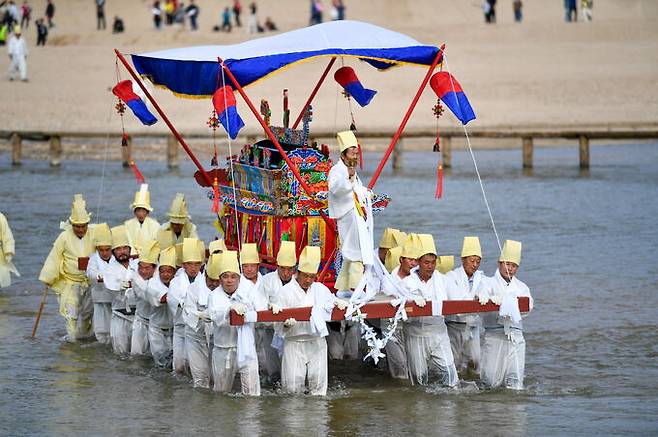 2023년 전통상여행렬이 진행되고 있다.